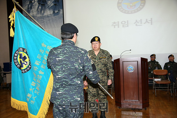 ▲ 특전동지회 기를 수여 받는 전인범 장관 ⓒ특전동지회