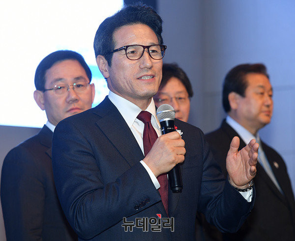 ▲ 바른정당 정병국 중앙당창당준비위원장이 16일 오후 강원 원주 아모르컨벤션홀에서 열린 강원도당 창당대회에서 축사를 하면서, 평창 동계올림픽 유치를 자신이 문화체육부장관이었을 때 했다는 점을 강조하고 있다. 뒷줄에 서 있는 주호영 원내대표와 유승민 의원도 각자 강원도와의 연고를 내세웠다. ⓒ원주(강원)=뉴데일리 정상윤 기자