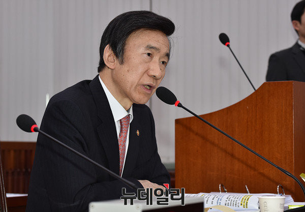 ▲ 정부가 동북아 및 한반도 정세 점검을 위해 미·중·일·러·유엔 주재 대사를 불러 16일 긴급 재외공관장회의를 개최했다. 사진은 이날 회의를 주재한 윤병세 외교장관.ⓒ뉴데일리 DB