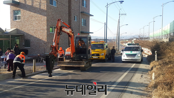 ▲ 구급차가 들어오자 도로공사 측이 포크레인을 치워 길을 터주고 있다.ⓒ김종혁 기자