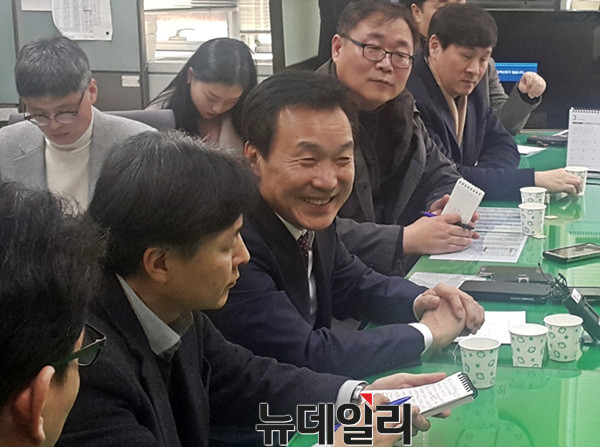 ▲ 손학규 전 더불어민주당 대표가 16일 경기 의정부에 있는 경기도북부청사에서 기자간담회를 열어 기자들과 대화를 나누고 있다. ⓒ뉴데일리 김민우 기자