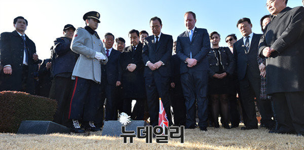 ▲ 반기문 전 유엔 사무총장이 16일 부산에 있는 유엔 기념 공원을 방문해 6·25 전쟁에 참전했던 용사들을 위로했다. ⓒ뉴데일리 이종현 기자