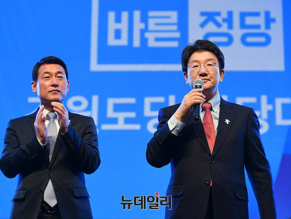 ▲ 16일 강원 원주 아모르컨벤션홀에서 열린 바른정당 강원도당 창당대회에서 공동도당위원장으로 추대된 권성동 의원이 수락 연설을 하고 있다. 뒤에서 박수를 치고 있는 황영철 공동위원장의 모습이 보인다. ⓒ원주(강원)=뉴데일리 정상윤 기자