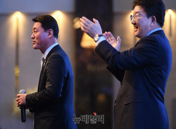 ▲ 16일 강원 원주 아모르컨벤션홀에서 열린 바른정당 강원도당 창당대회에서 공동도당위원장으로 추대된 황영철 의원이 수락 연설을 하고 있다. 뒤에서 박수를 치고 있는 권성동 공동위원장의 모습이 보인다. ⓒ원주(강원)=뉴데일리 정상윤 기자