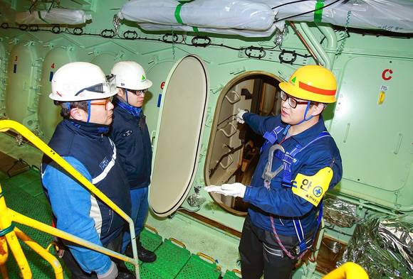 ▲ 협력사 전담 안전 관리자가 작업 현장에서 안전 지도를 하고 있다.ⓒ현대중공업