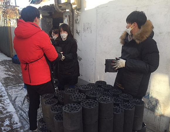 ▲ 유디치과 임직원들이 (사)따뜻한 한반도 사랑의 연탄나눔운동에 5000장의 연탄을 기증하고 불우한 이웃을 찾아 기부한 연탄을 직접 배달 하고 있다.ⓒ유디치과