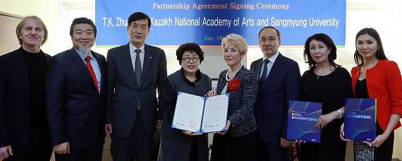 ▲ 16일 서울 종로구 상명대학교에서 진행된 자매결연 체결식에서 카자흐스탄 국립예술아카데미 관계자 등이 기념사진을 촬영하고 있다. ⓒ상명대