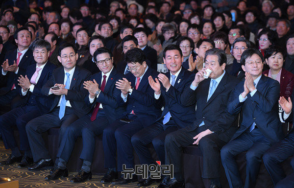 ▲ 16일 오후 강원 원주 아모르컨벤션홀에서 열린 바른정당 강원도당 창당대회에 참석한 바른정당 지도부가 사회자를 향해 박수를 치고 있다. ⓒ원주(강원)=뉴데일리 정상윤 기자