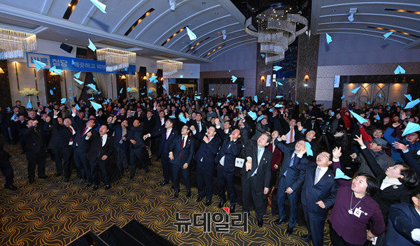 ▲ 16일 오후 강원 원주 아모르컨벤션홀에서 열린 바른정당 강원도당 창당대회가 끝나기 직전, 참석자들이 바른정당에 바라는 소망을 담은 하늘색 종이를 접어 종이비행기를 만들어 하늘을 향해 날리고 있다. 이날 날린 종이비행기들은 나중에 수거됐으며, 추후 도당에 보존될 예정인 것으로 알려졌다. ⓒ원주(강원)=뉴데일리 정상윤 기자