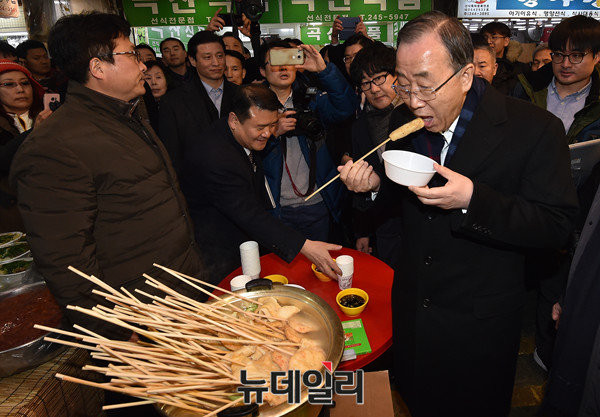 ▲ 반기문 전 유엔사무총장은 16일 기자들과 만나 "설 연휴 이후 입당 방향에 대한 가닥이 잡힐 것"이라고 말했다. 그간 독자적으로 민심을 청취해온 반 전 총장이 정당의 필요성을 말한 것이다. ⓒ뉴데일리 이종현 기자