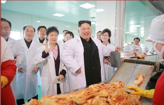 ▲ 북한이 미국 정부의 2차 인권제재 대상 지정을 두고 불쾌감을 드러냈다. 사진은 류경김치공장을 방문한 김정은(가운데).ⓒ北선전매체 홈페이지 캡쳐