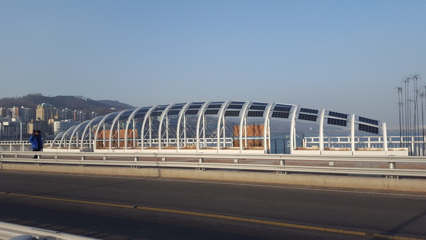 ▲ 광진교에 설치된 태양광 설비. ⓒ서울시 제공