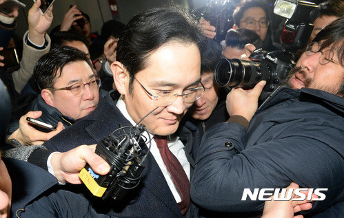 ▲ 이재용 삼성전자 부회장이 피의자 신분으로 특검 조사를 마치고 13일 오전 서울 강남구 대치동 특별검사 사무실을 나서고 있다. ⓒ 사진 뉴시스