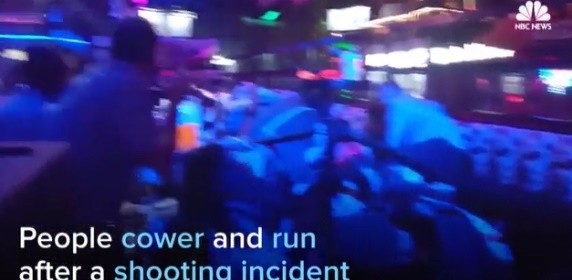 멕시코의 대표 휴양지 칸쿤 인근의 플라야 델 카르멘 리조트에 있는 한 나이트클럽 밖에서 무장괴한에 의한 무차별 총기난사 사건이 발생해 최소 5명이 숨지고 15명이 다쳤다. 사진은 관련 美'NBC 뉴스' 보도영상 일부.ⓒ美'NBC 뉴스'보도영상 캡쳐