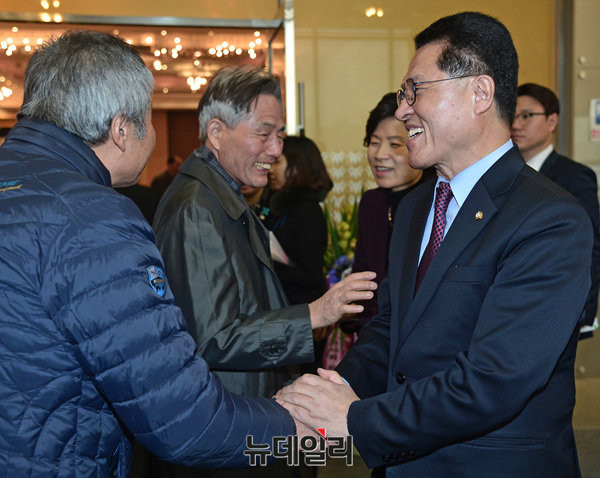 ▲ 바른정당 정운천 의원과 배우자 최경선 여사가 17일 오후 전북 전주 오펠리스컨벤션홀 입구에서 참석자들과 일일이 악수를 나누고 있다. ⓒ전주(전북)=뉴데일리 공준표 기자