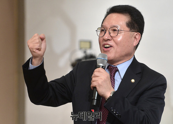 ▲ 바른정당 정운천 의원이 17일 전북 전주 오펠리스컨벤션홀에서 열린 전북도당 창당대회에서 전북도당위원장으로 선출된 직후 수락연설을 하면서 주먹을 불끈 쥐어보이고 있다. ⓒ전주(전북)=뉴데일리 공준표 기자