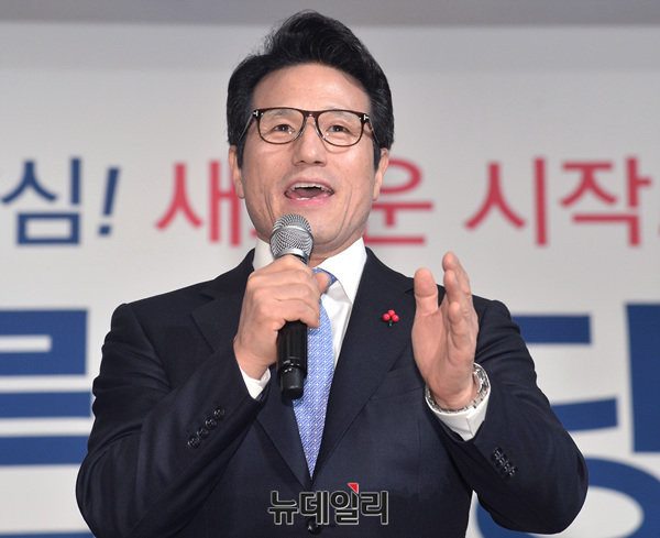 ▲ 바른정당 정병국 중앙당창당준비위원장이 17일 오후 전북 전주에서 열린 전북도당 창당대회에서 축사를 하고 있다. 정병국 위원장은 이날 창당대회 직후 취재진과 만나, 반기문 전 총장이 입당한다면 대환영이라고 밝혔다. ⓒ전주(전북)=뉴데일리 공준표 기자