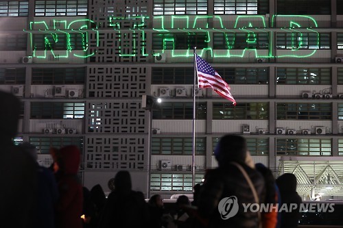 지난 14일 오후 서울 광화문 광장에서 열린 제12차 범국민행동의 날 행사에서 행사 관계자들이 미국 대사관 벽에 사드(THAAD)를 반대하는 'NO THAAD' 문구를 레이저로 쏘고 있다.ⓒ연합뉴스. 무단전재 및 재배포 금지.