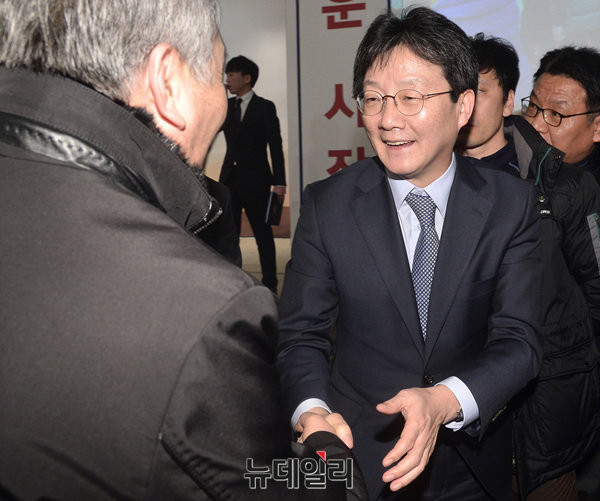 ▲ 바른정당 유승민 의원이 17일 오후 전북 전주 오펠리스컨벤션홀에서 열린 전북도당 창당대회가 끝난 직후 몰려든 지지자들과 악수를 나누고 있다. ⓒ전주(전북)=뉴데일리 공준표 기자