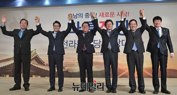 ▲ 왼쪽부터 김무성 의원, 정병국 창당준비위원장, 정운천 전북도당위원장, 유승민 의원, 주호영 원내대표, 이종구 정책위의원 ⓒ 뉴데일리 공준표