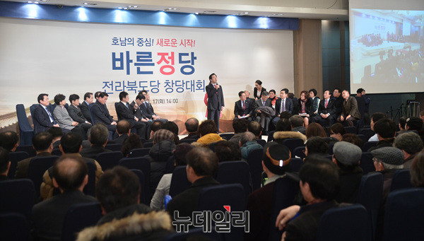 ▲ 왼쪽부터 김무성 의원, 정병국 창당준비위원장, 정운천 전북도당위원장, 유승민 의원, 주호영 원내대표, 이종구 정책위의원 ⓒ 뉴데일리 공준표