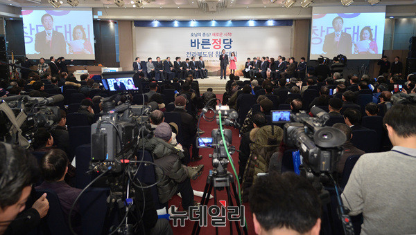 ▲ 왼쪽부터 김무성 의원, 정병국 창당준비위원장, 정운천 전북도당위원장, 유승민 의원, 주호영 원내대표, 이종구 정책위의원 ⓒ 뉴데일리 공준표