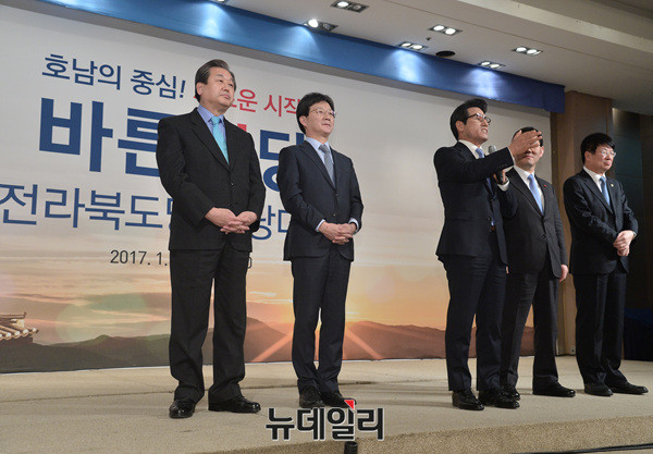 ▲ 왼쪽부터 김무성 의원, 정병국 창당준비위원장, 정운천 전북도당위원장, 유승민 의원, 주호영 원내대표, 이종구 정책위의원 ⓒ 뉴데일리 공준표