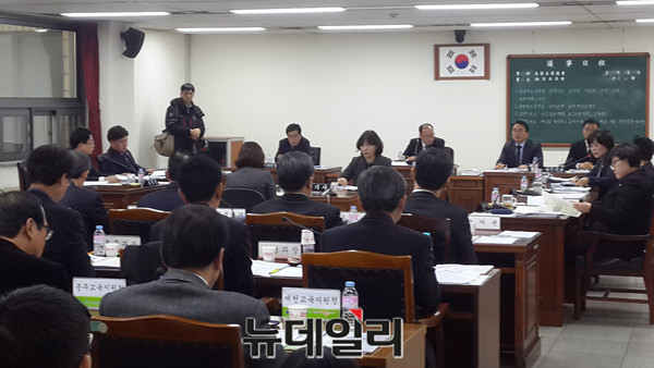 충북도의회 교육위원회가 17일 상임위를 열고 도교육청의 행복교육지구 사업에 대한 논의를 벌이고 있다.ⓒ김종혁 기자