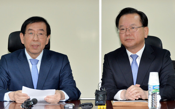 ▲ 박원순(왼쪽) 서울시장과 김부겸 더불어민주당 의원이 17일 오전 서울 여의도 국회 의원회관에서 열린 '정권교체와 공동정부, 공동경선' 대선후보 좌담회에 참석하여 입장을 발표하고 있다. ⓒ뉴시스