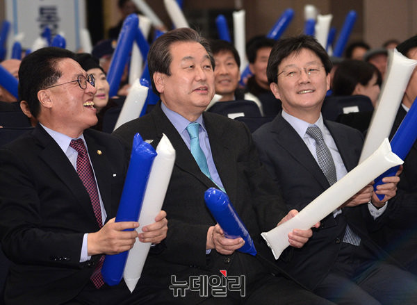 ▲ 바른정당 전북도당 창당대회가 17일 오후 전북 전주 오펠리스컨벤션홀에서 열린 가운데, 정운천 김무성 유승민 의원(사진 왼쪽부터)이 바른정당의 상징색인 파란색과 흰색 막대풍선을 흔들고 있다. ⓒ전주(전북)=뉴데일리 공준표 기자