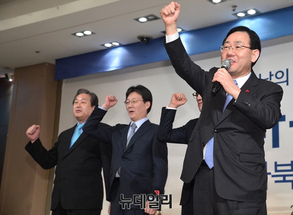 ▲ 바른정당 전북도당 창당대회가 17일 오후 전북 전주 오펠리스컨벤션홀에서 열린 가운데, 주호영 원내대표가 1500여 명의 참석자들 앞에서 파이팅 구호를 선창하고 있다. ⓒ전주(전북)=뉴데일리 공준표 기자