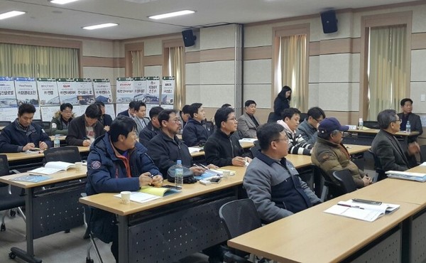 ▲ 자동차 수송기계 부품 관련 기업 관계자들이 사업설명을 듣고 있다.ⓒ제천시