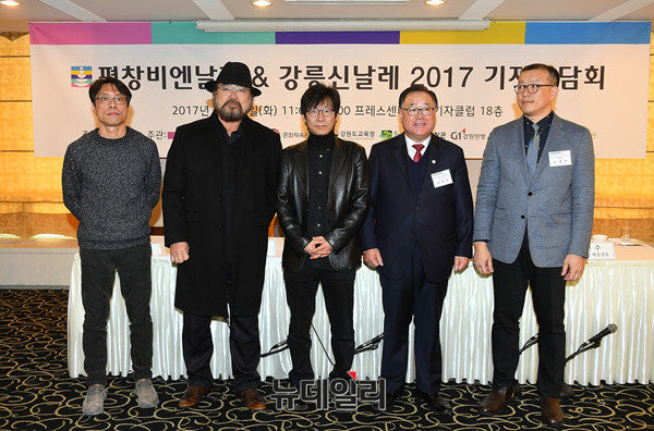 ▲ 좌측부터 박용선 작가, 황재형 작가, 김성연 평창비엔날레 예술감독, 오일주 조직위원장, 조현주 강릉신날레 예술감독