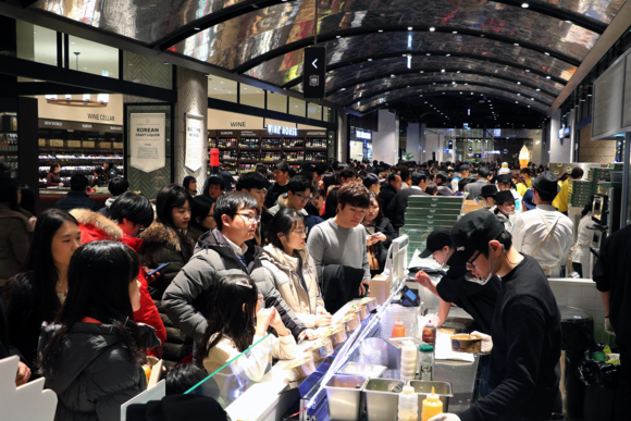 ▲ 대구 신세계를 방문한 고객들 ⓒ신세계백화점