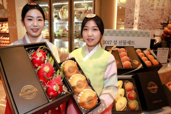 ▲ AK푸드홀에서 사내모델들이 청과 및 와인 코너에서 원하는 가격대에 상품을 직접 골라 포장해주는 ‘AK플라자 DIY 설 선물세트’를 선보이고 있다. ⓒAK플라자