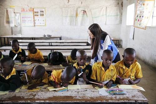 지난달 30일부터 케냐에서 봉사활동을 진행 중인 중앙대학교 청룡봉사단 단원이 현지 어린이들을 대상으로 유아교육 수업을 진행하고 있다. ⓒ중앙대