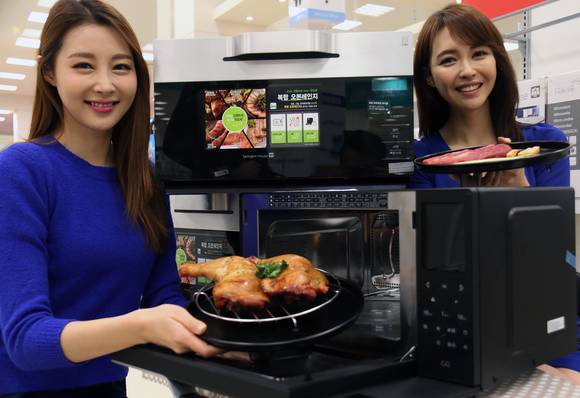 ▲ 17일 오전 서울 중구 이마트 청계천점에서 모델들이 이마트에서 판매하는 테링턴 하우스 멀티오븐을 선보이고 있다. ⓒ이마트