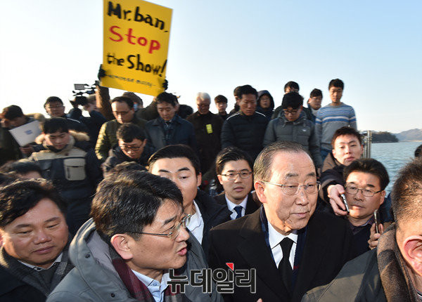 ▲ 반기문 전 유엔 사무총장이 17일 전라남도 진도 팽목항을 찾아 시신 미수습자 유가족을 위로했다. ⓒ뉴데일리 이종현 기자