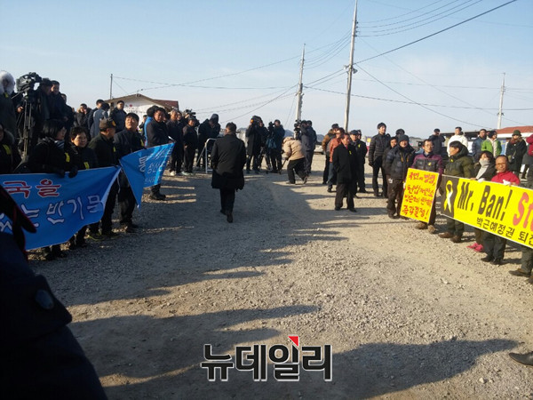 ▲ 이날 진도 현장에서는 반기문 전 총장 지지자 모임인 '반사모' 회원과 박근혜 정권 퇴진 진도운동본부 회원들이 대치하는 장면이 연출되기도 했다. 사진 왼쪽이 반사모 회원 일동, 오른쪽이 박근혜 정권 퇴진 진도 운동 본부이다. ⓒ뉴데일리 임재섭 기자