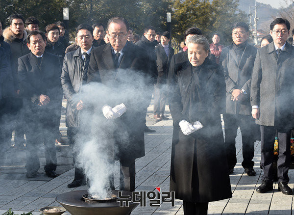 ▲ 반기문 전 유엔 사무총장이 지난 17일 경상남도 김해 봉하마을을 방문해 노무현 전 대통령 묘역을 참배했다. ⓒ뉴데일리 이종현 기자