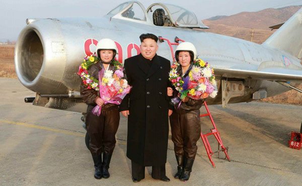 "오빠 따라서 평양에 돈 벌러 갈래?" 2014년 11월 북한군 여성조종사들을 격려하러 간 김정은. 북한이 자랑하는 평양 비행관광의 조종사 가운데 60%가 젊은 여성 조종사라고 한다. ⓒ뉴시스. 무단전재 및 재배포 금지.