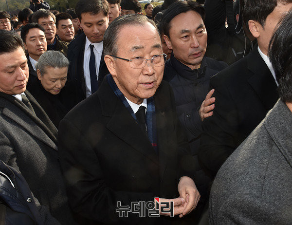 ▲ 외교부는 오는 20일 오후 6시 서울 한남동 외교장관 공관에서 반기문 전 유엔 사무총장과 주한 외교단을 초청해 리셉션을 개최할 예정이다. 사진은 17일 경남 김해 봉화마을을 방문해 고 노무현 전 대통령 묘소를 참배한 반기문 전 유엔 사무총장의 모습.ⓒ뉴데일리 DB