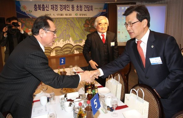 ▲ 이시종 충북도지사가 17일 재경 충북 기업들과 만나 고향에 투자해 달라고 당부하고 있다.ⓒ충북도