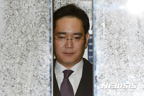 ▲ 최순실씨 일가에 대한 대가성 특혜지원 의혹 등을 받고 있는 이재용 삼성전자 부회장이 18일 오전 서울중앙지법에서 열리는 구속 전 피의자심문(영장실질심사)에 앞서 서울 강남구 대치동 '박근혜 정부의 최순실 등 민간인 국정농단 사건 수사 특별검사팀' 사무실에 출석하고 있다. ⓒ 사진 뉴시스