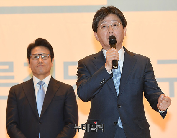 ▲ 바른정당 유승민 의원이 18일 오전 대구 수성대학교 성요셉관에서 열린 대구시당 창당대회 축사에서 대권 도전 의사를 강조하며 주먹을 불끈 쥐어보이고 있다. ⓒ대구=뉴데일리 정상윤 기자