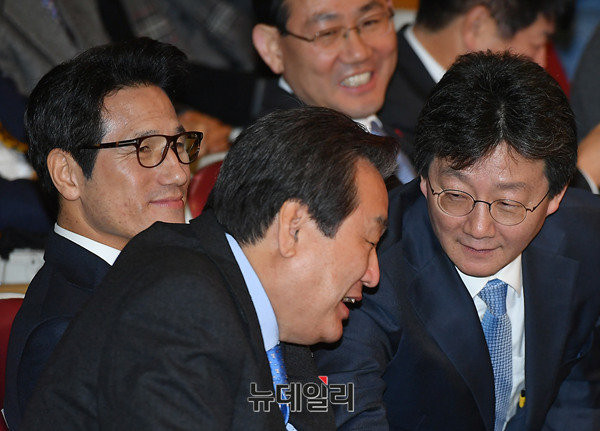 ▲ 바른정당 김무성 의원과 유승민 의원이 18일 오전 대구 수성대학교 성요셉관에서 열린 대구시당 창당대회 도중 뭔가 대화를 나누고 있다. 웃으며 이들을 지켜보고 있는 사람은 정병국 중앙당창당준비위원장과 주호영 원내대표. ⓒ대구=뉴데일리 정상윤 기자