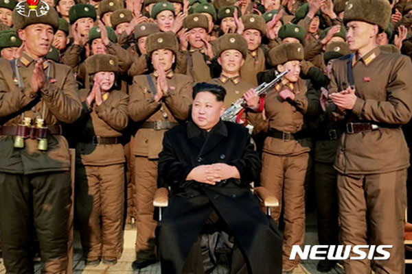 ▲ 2016년 11월 전방 군부대를 시찰한 김정은. 최근 북한 내에서는 김정은의 동선을 호위사령부만 아는 기밀로 취급하고 있다고 한다. ⓒ뉴시스. 무단전재 및 재배포 금지.
