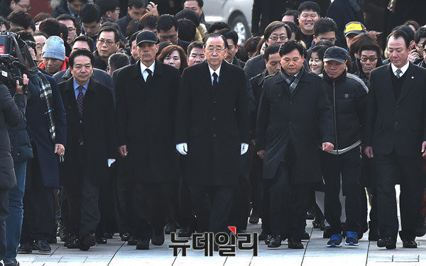 ▲ 반기문 전 유엔 사무총장이 18일 광주를 방문했다. 사진은 5·18 묘역을 찾은 반 전 총장의 모습. ⓒ뉴데일리 이종현 기자