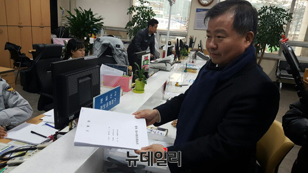 김기수 헌법수호애국시민연합 공동대표가 남대문경찰서에서 고발장을 제출하고 있다. ⓒ뉴데일리 이길호 기자