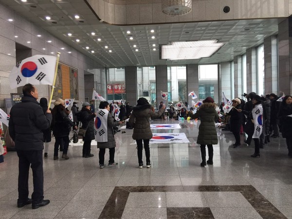 18일, JTBC의 최순실 태블릿PC 보도가 조작이라고 주장하는 40여명의 시민들이 앙천구 목동 방송통신심의위원회 건물을 점거해 농성을 벌이고 있다. ⓒ뉴데일리 강유화 기자